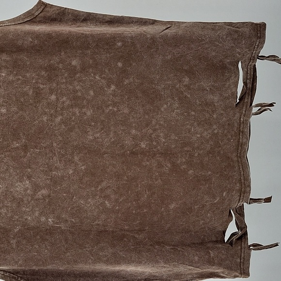 Brown Graphic Sleeveless Top with Red Accents - Picture 12 of 13